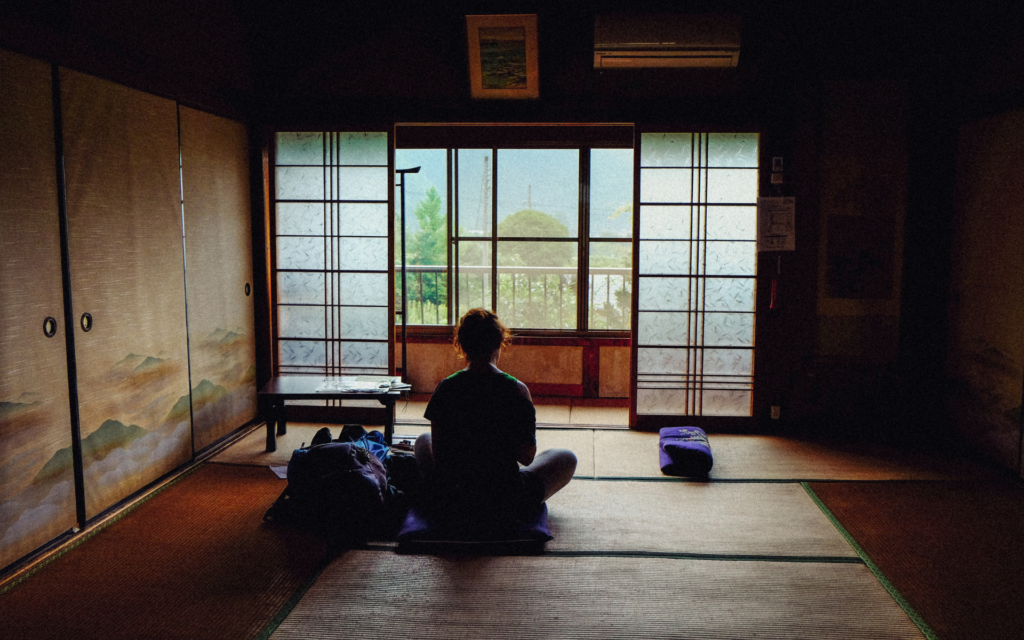 座っている女性