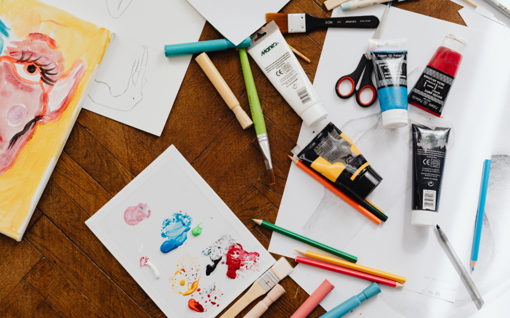 趣味の絵の具の道具が広がっている
