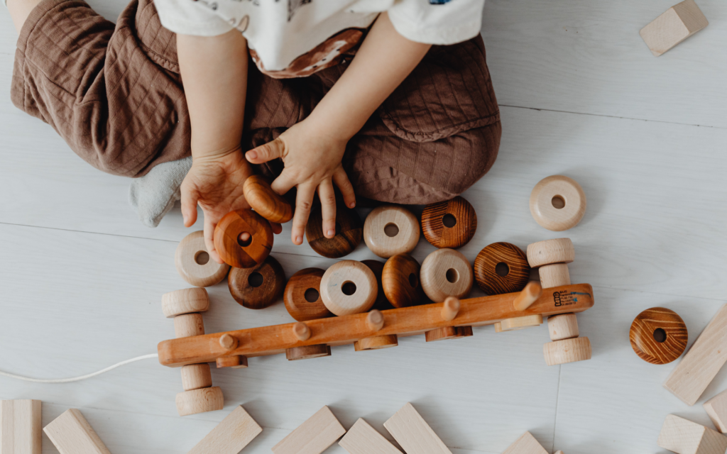 おもちゃで遊ぶ子供