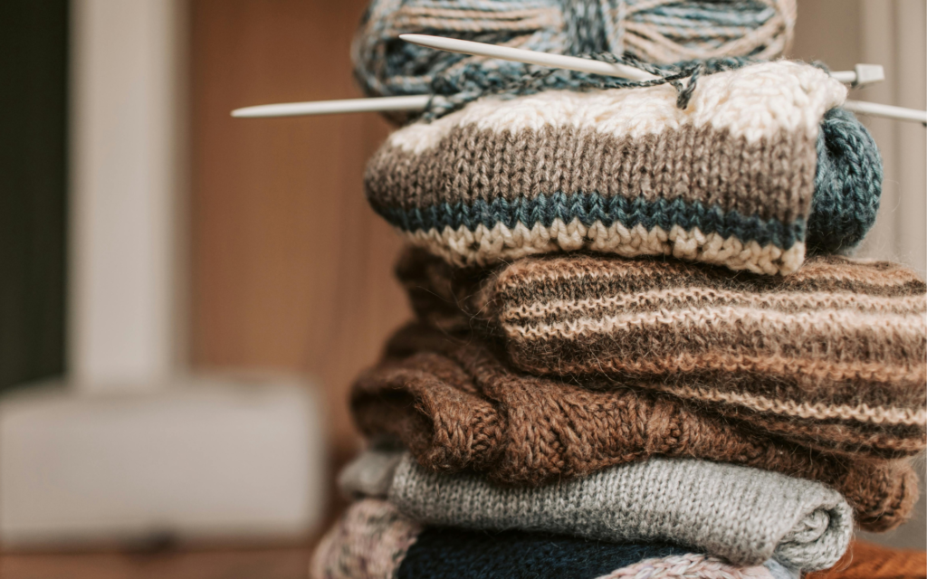 洋服を編んでいる様子