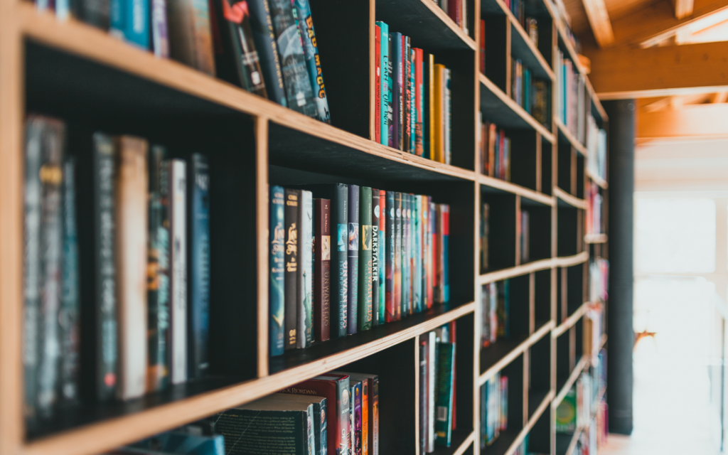 図書館で本を選ぶ様子