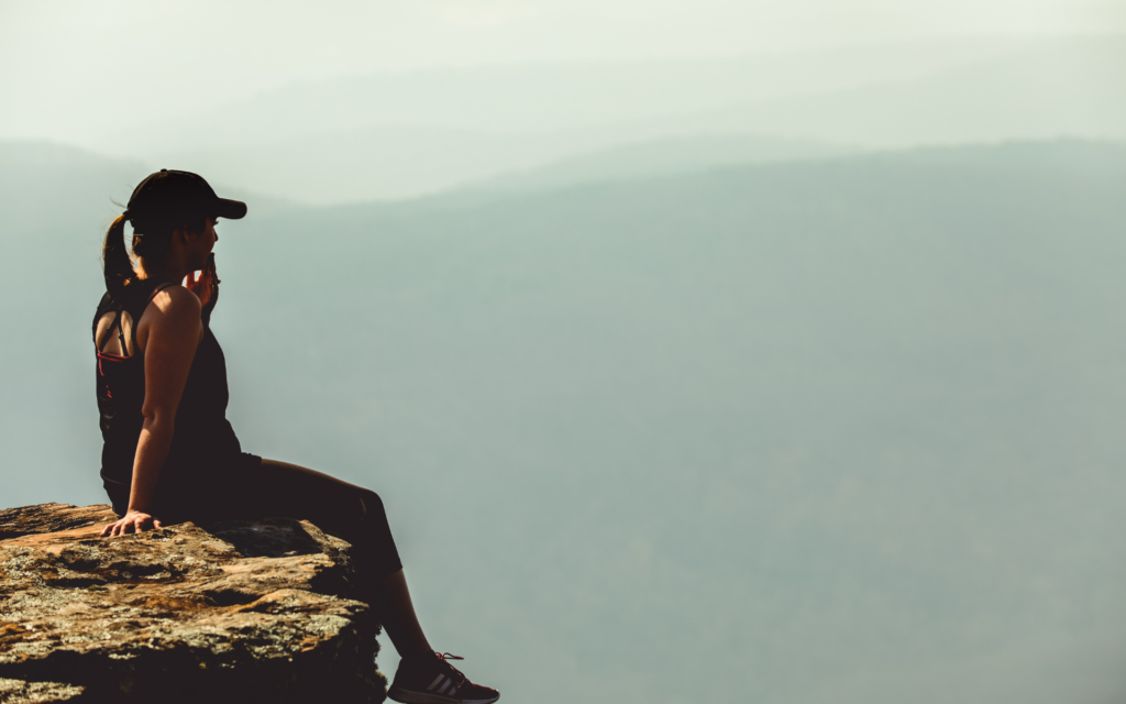 自然の中に佇む女性