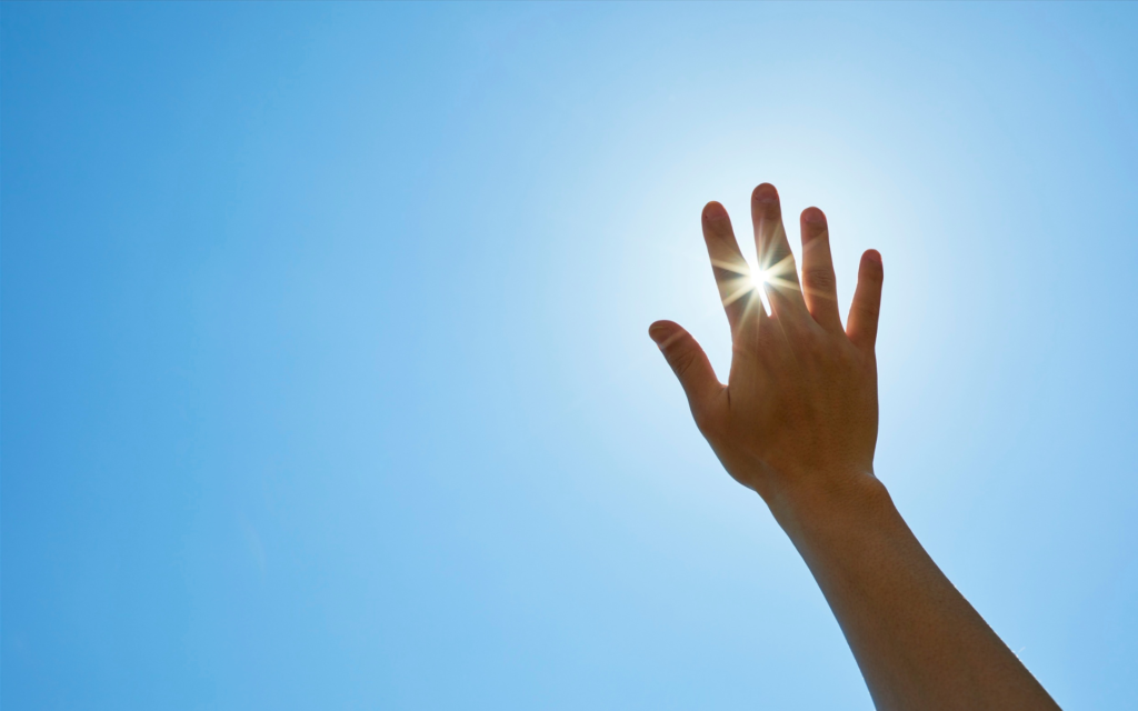 空に手を伸ばしている